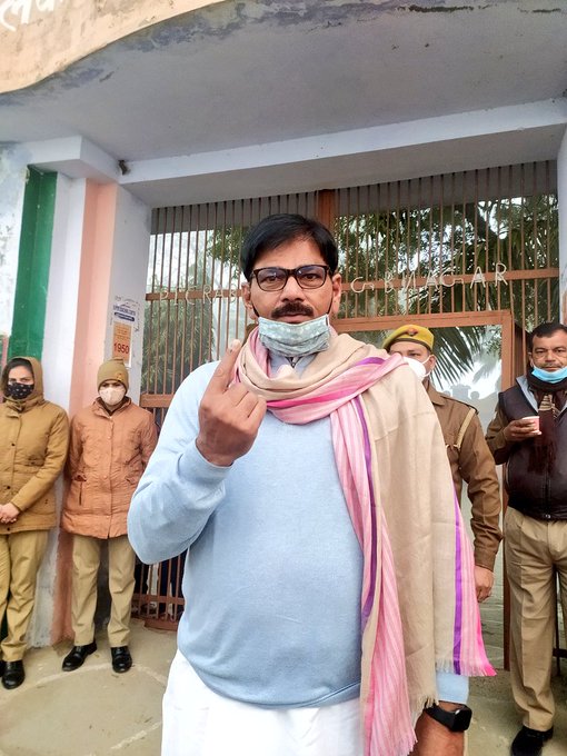 अपना मतदान किया।
